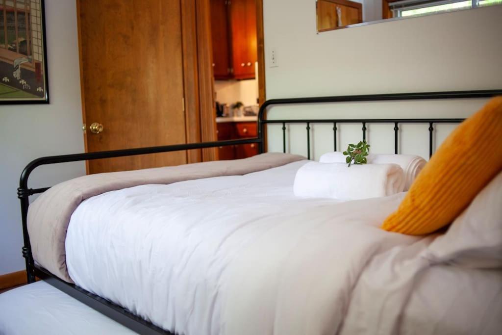 Modern Cabin With Hot Tub Grill Lake Beach Wineries Hiking Fishing And Hershey Park Family And Pet Friendly Superhosts On Ab&B Mount Gretna Extérieur photo