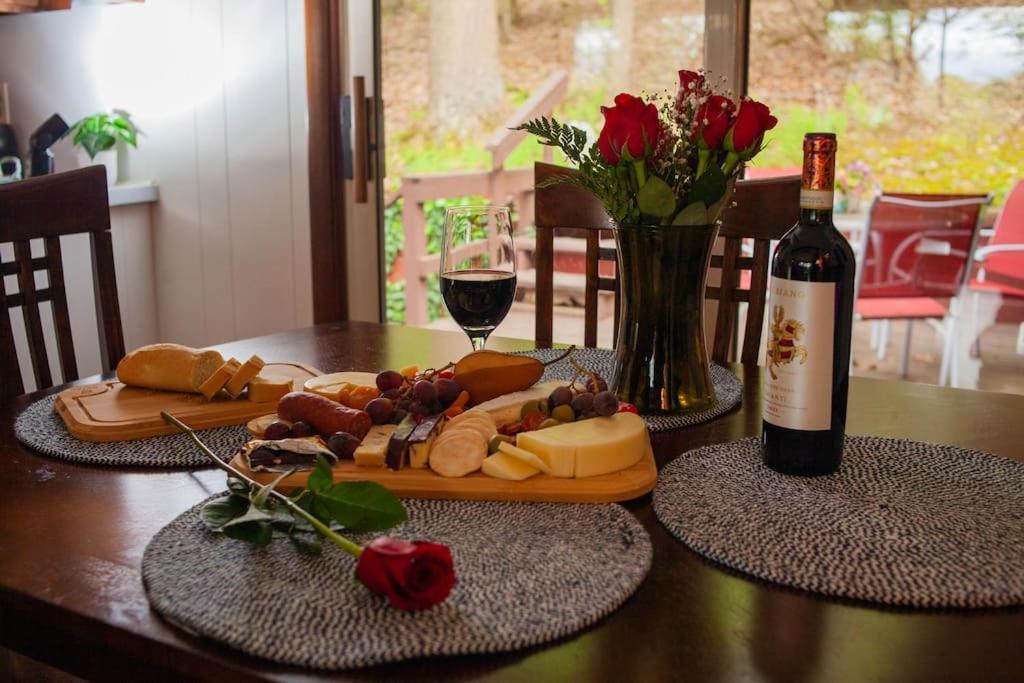 Modern Cabin With Hot Tub Grill Lake Beach Wineries Hiking Fishing And Hershey Park Family And Pet Friendly Superhosts On Ab&B Mount Gretna Extérieur photo